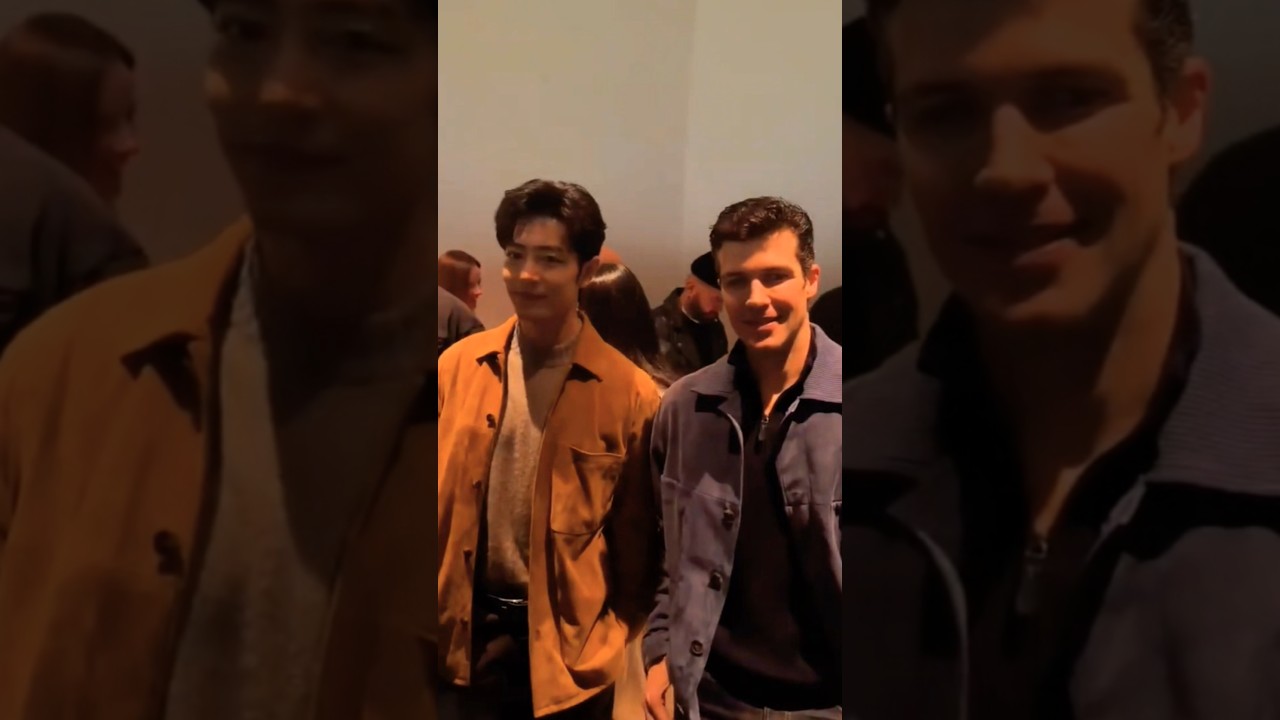 Xiao Zhan took a photo with Roberto Bolle, and the two were also sitting next to each other.