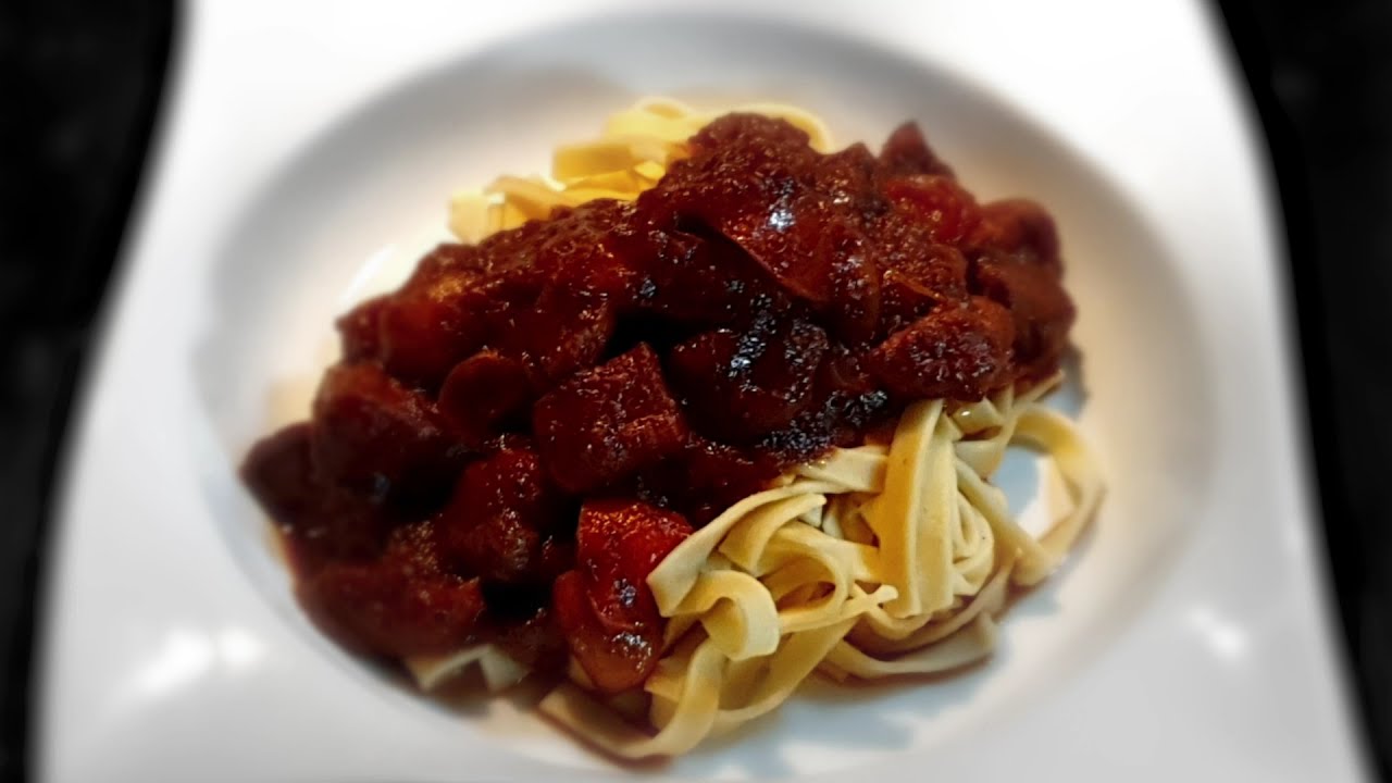 Gulasch vom Schwein mit Paprika und Champignons.