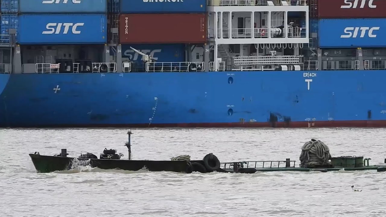 Too dangerous ! the barge is overloaded the boatman must be very focused