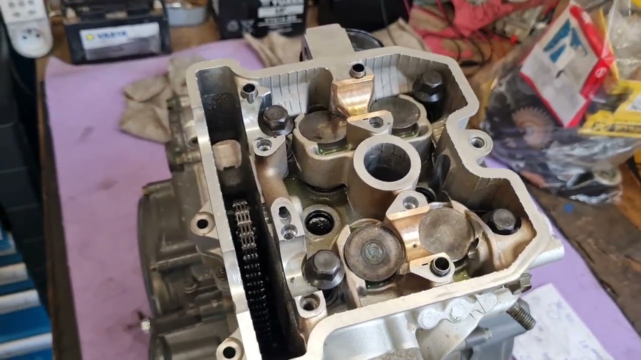 Suzuki DR-Z 400 oprava zadretých uložení vačkových hriadeľov .  Repair of seized camshaft bearings