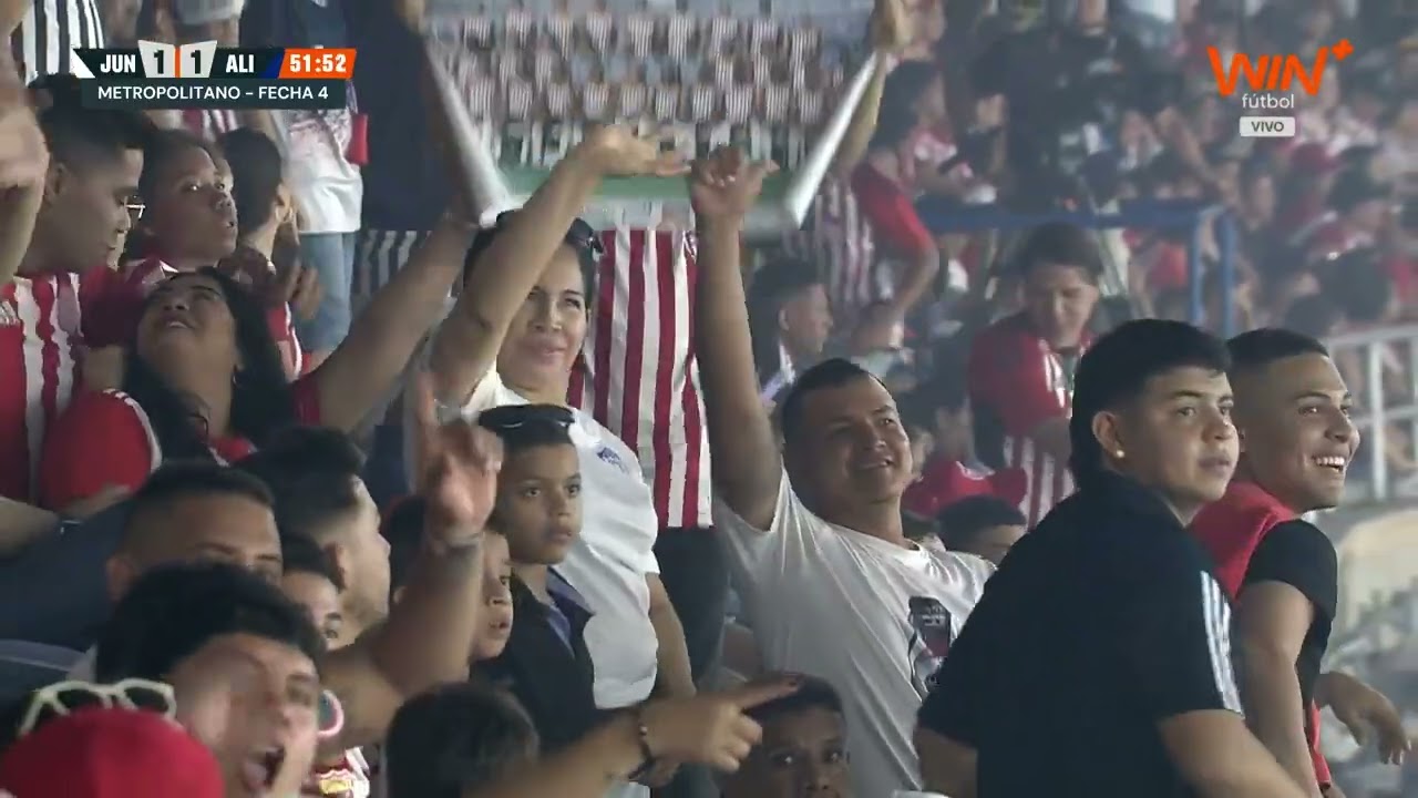 ¡Locura total en el Metropolitano! Gran show el que nos regalan los hinchas de Junior en la tribuna
