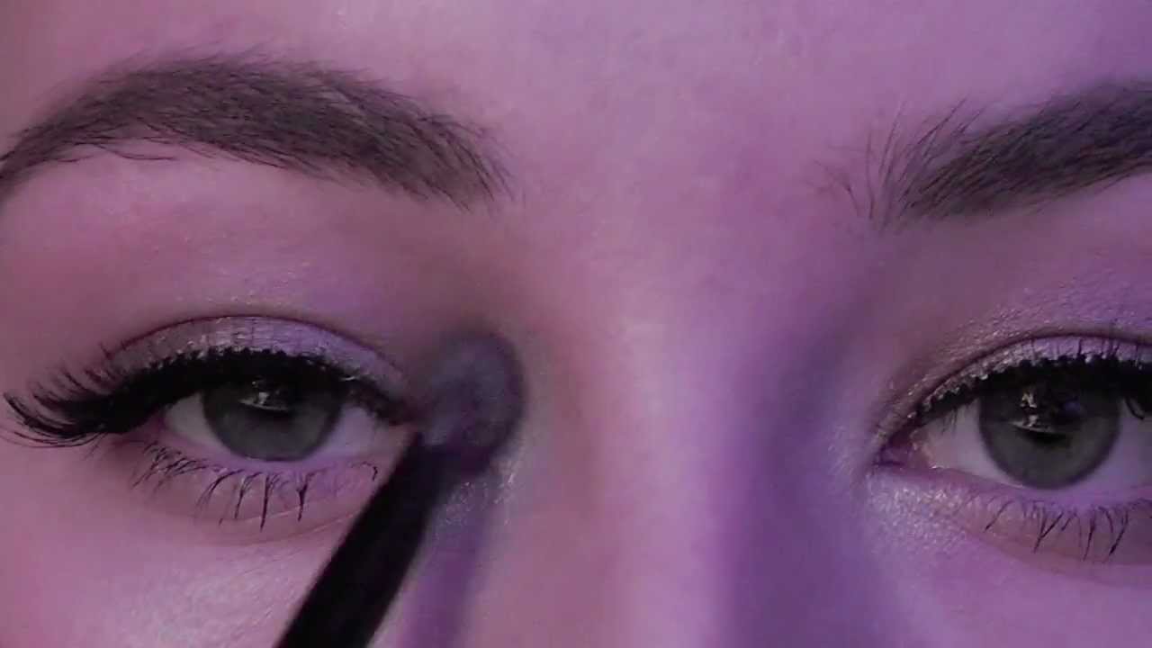 New Year's Eve makeup look: bronze smokey eye and red lips