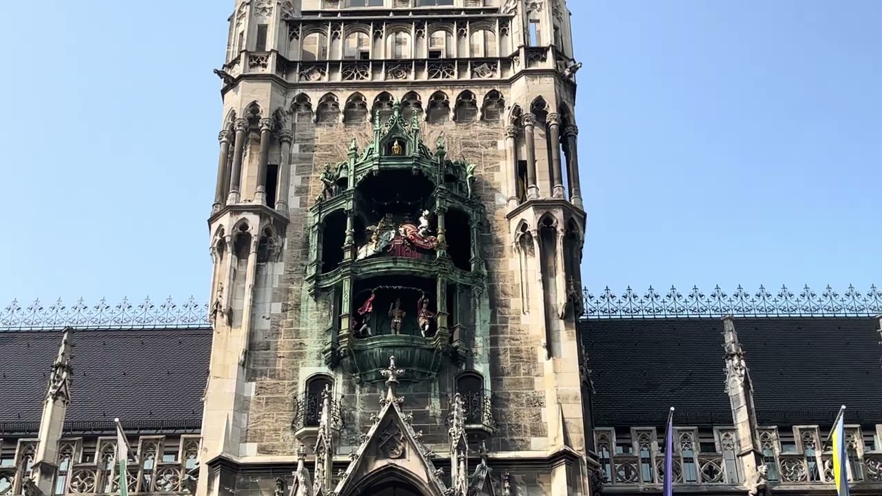 Famous Glockenspiel at Marienplatz Munich | 4K HD