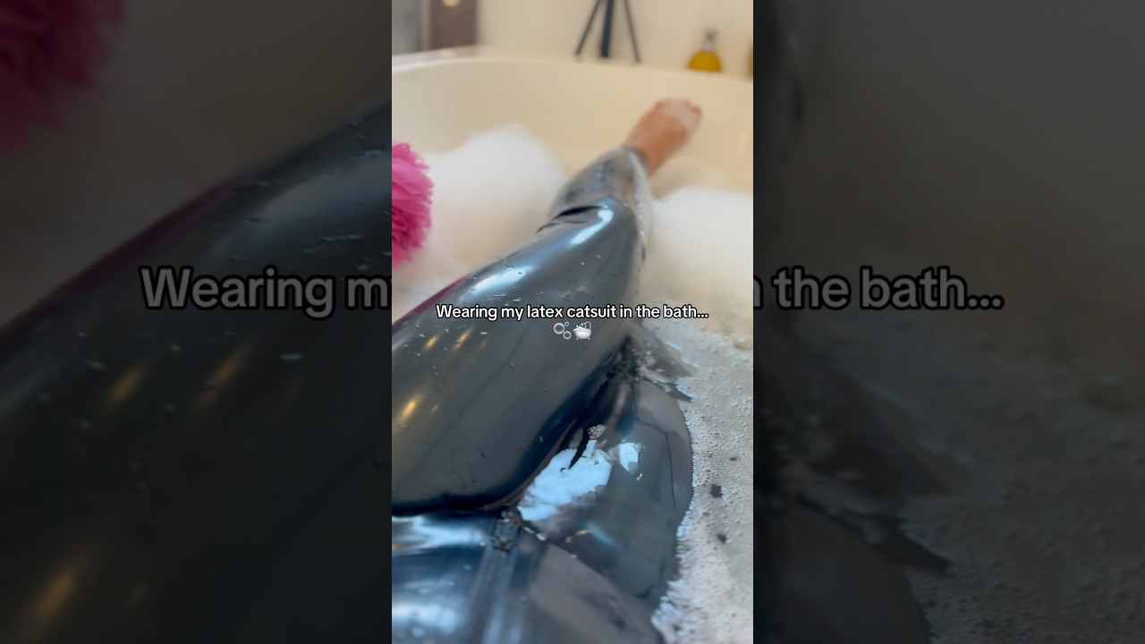 A bath is the perfect way to wash the latex while enjoying the process. 🫧 #latex #shiny #catsuit