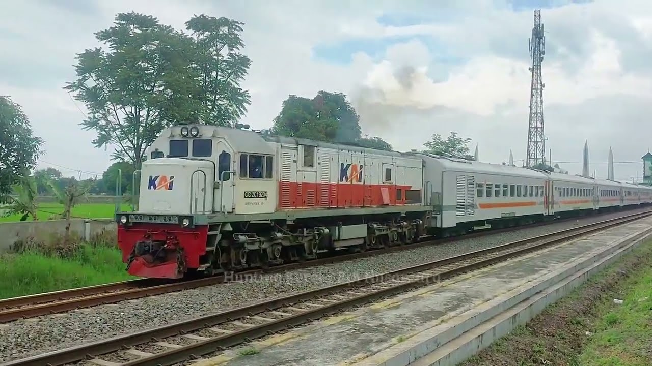 Kompilasi Kereta Api KA Lokal Bandung Raya Di Stasiun Cimekar Lama Yang Sudah Tidak Aktif