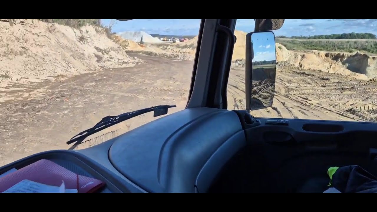 Mercedes Actros dump truck Dangerous unloading/mercedes Actros небезпечне розвантаження з обрива.
