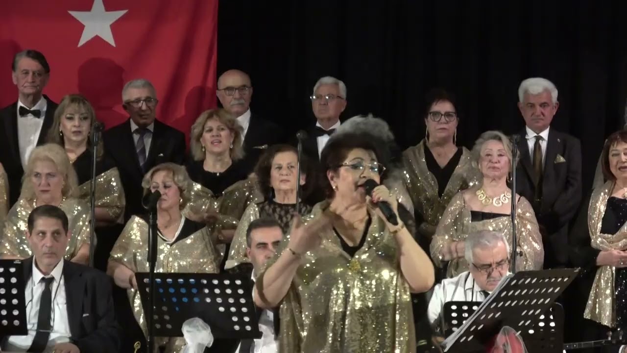 AZİZE ÇARMIKLI iki karpu bir koltuğa sığarmı   odasına vardım fincan elinde