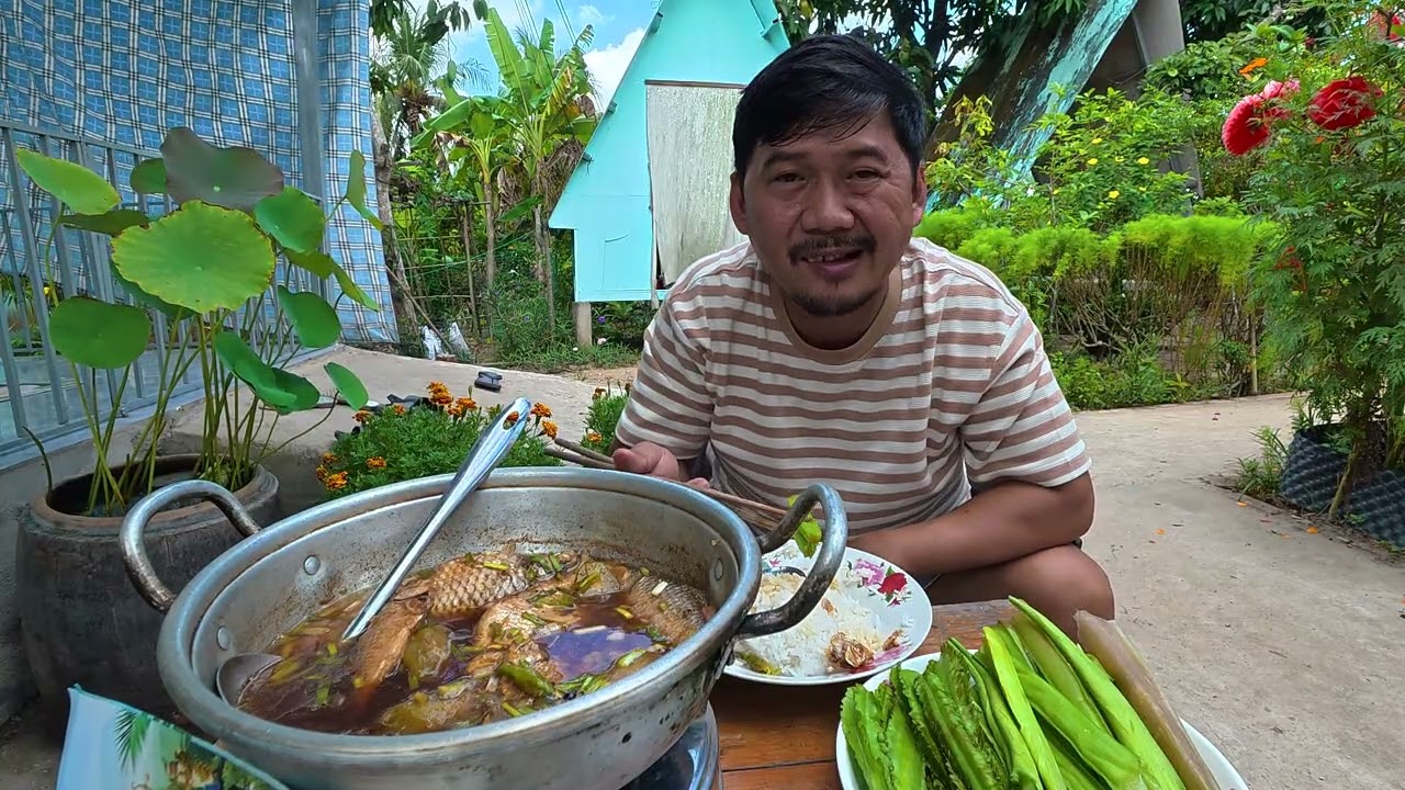 Ăn cơm cá kho lạc chấm rau sống quá đã