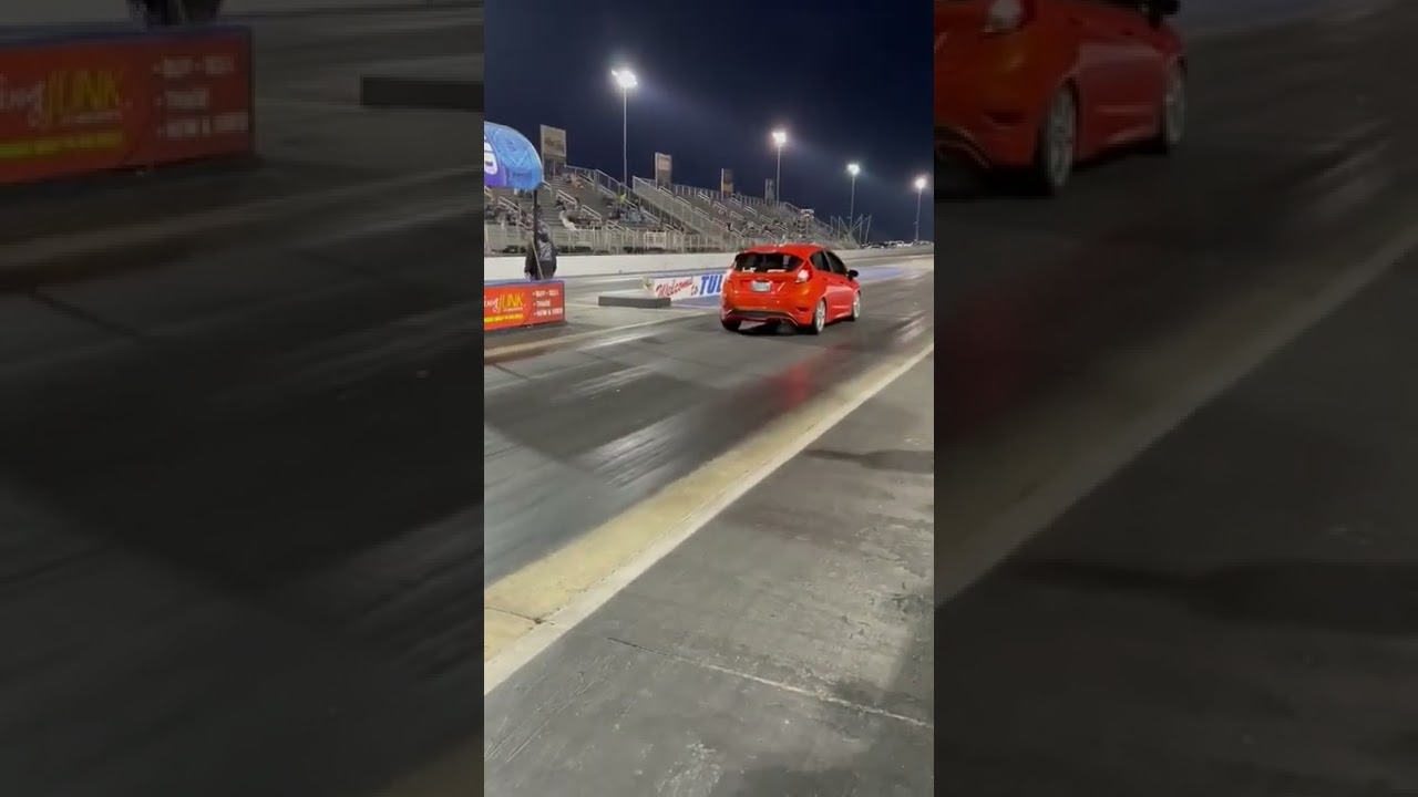 Fiesta ST vs Focus RS Drag Race!