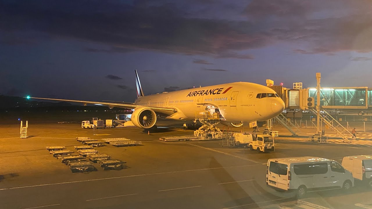 AIR FRANCE - Boeing 777-300ER Landing in Fort-de-France FDF