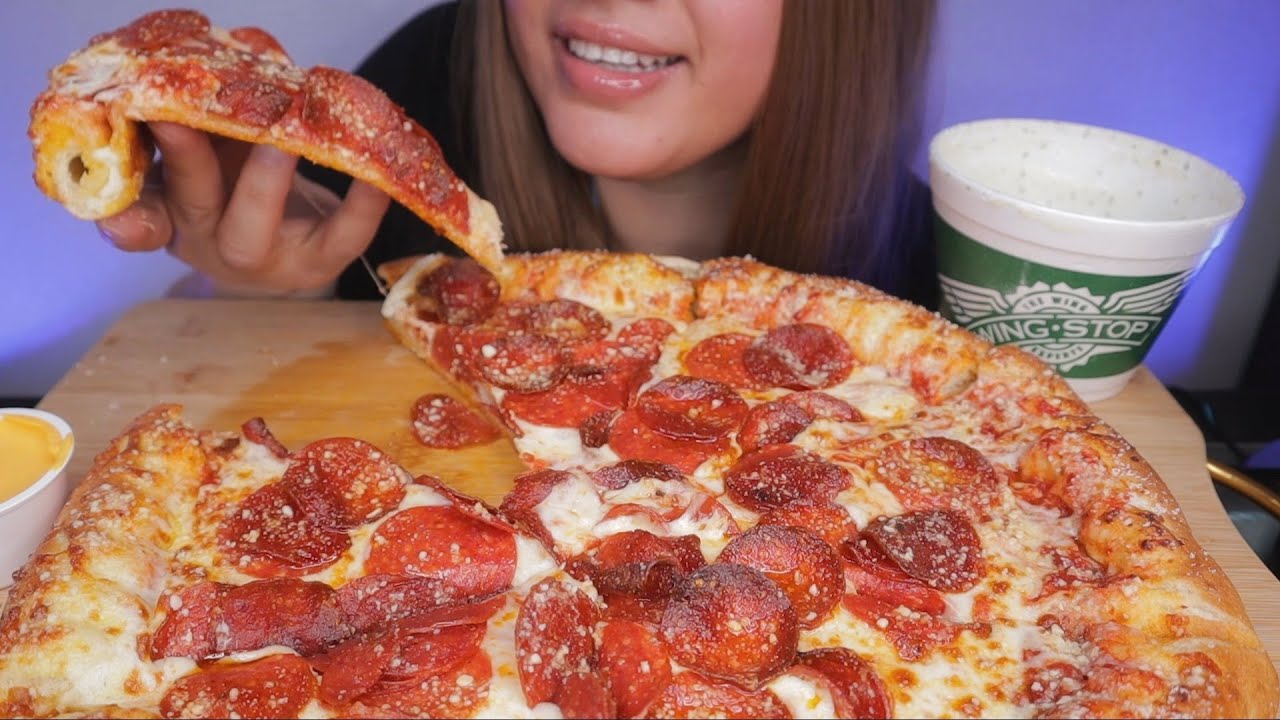 ASMR EATING LITTLE CAESARS STUFFED CRUST PIZZA WITH WINGSTOP RANCH *NO TALKING*