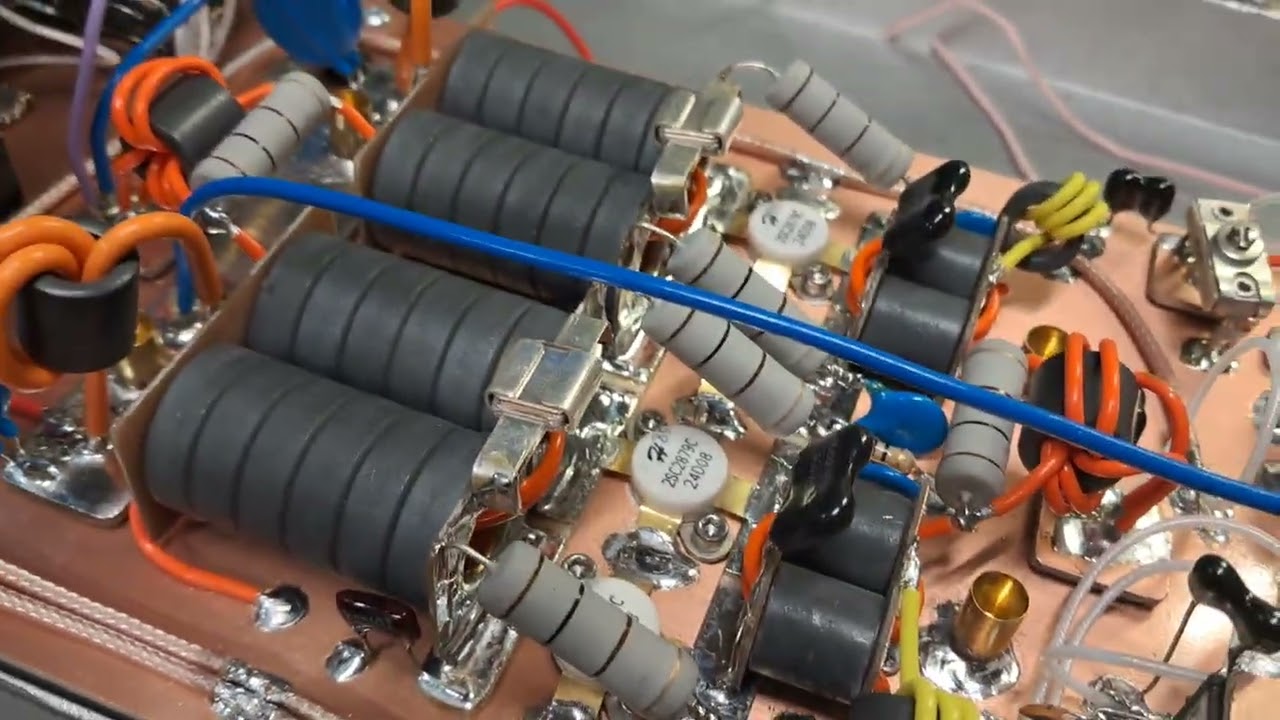 RF routing in a staged amplifier 1x4 2879C