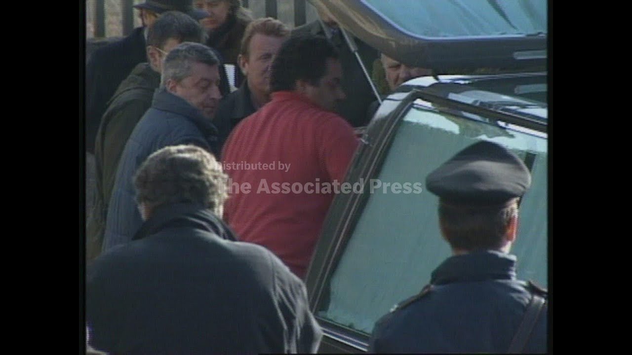 ITALY: ITALIAN BANKER REMAINS EXHUMED AFTER INESTIGATION REOPENED