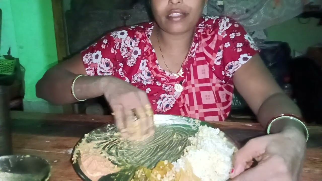 Eating dal chawal roti brinjal aloo ki sabji badam ki chutney and pickle |  simple food 