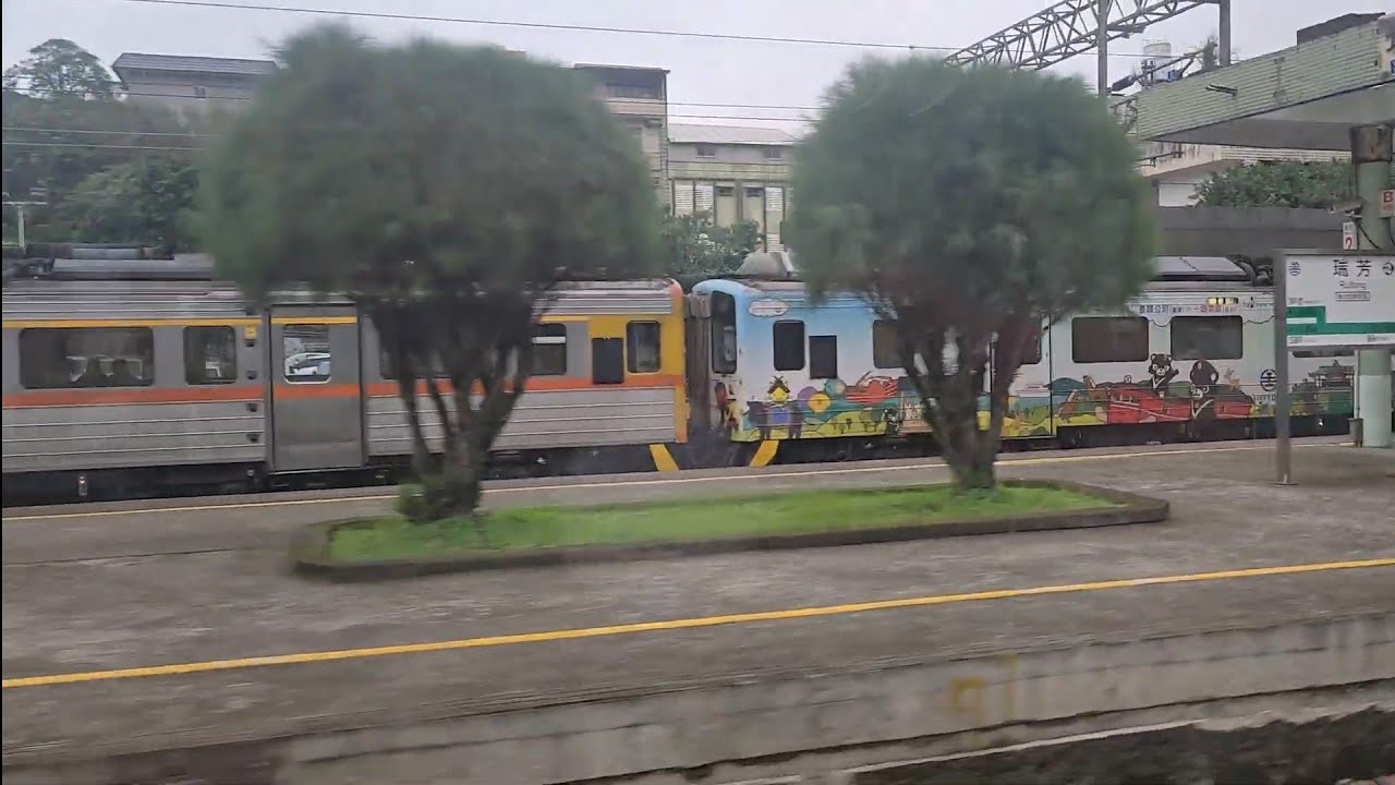 4927次瑞芳開往八斗子的平溪天燈節1025+一畑電車X台鐵公司締結台日友好彩繪1035+1016三節夾心混色DRC柴油客車，和1223次瑞芳發車開往新竹的銀綠色微笑號EMU900型EMU942區間車