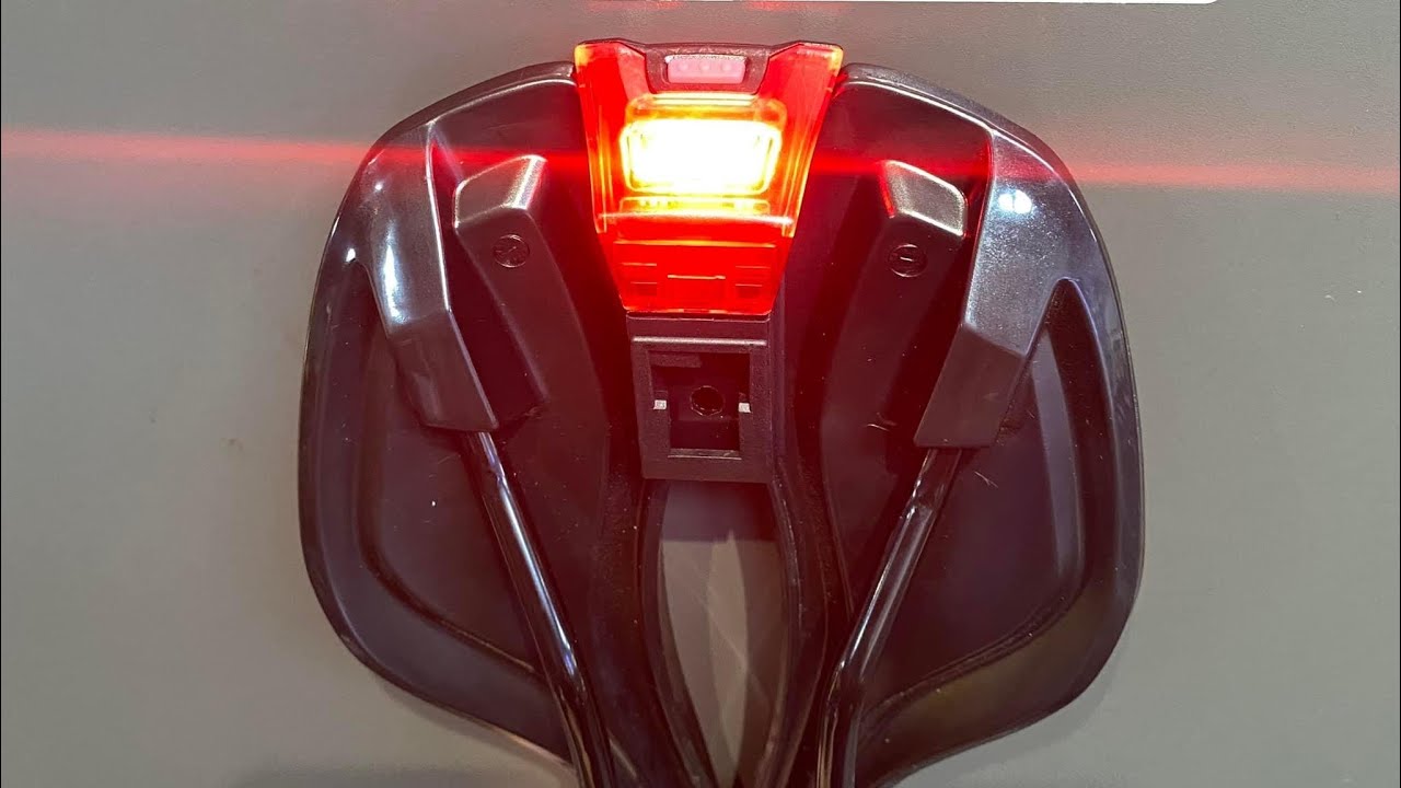 Trên tay đèn hậu gắn yên Giant Numen Uniclip TL2