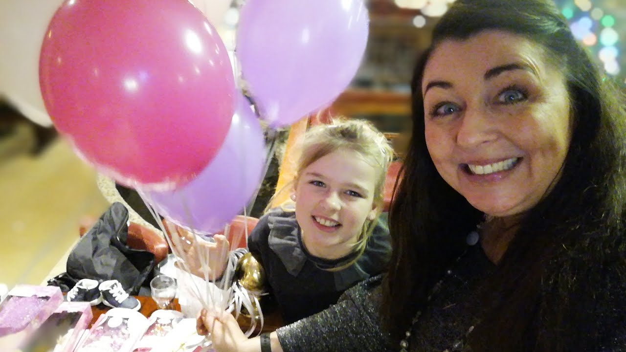 Vi fejre barnebarn Hollie 6 år🇩🇰På den kinesiske restaurant🎈