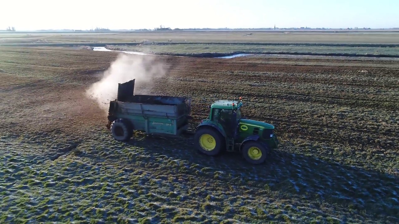 Mest seizoen 2018 Leanwurk Bakker aan het vaste mest strooien