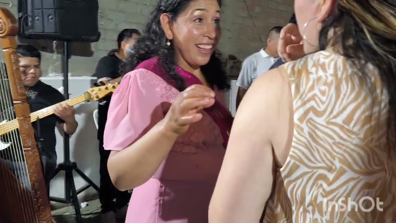 Eleodoro Espinoza violín y Rusmell Espinoza arpa Voz tema al comienzo de mis amores 