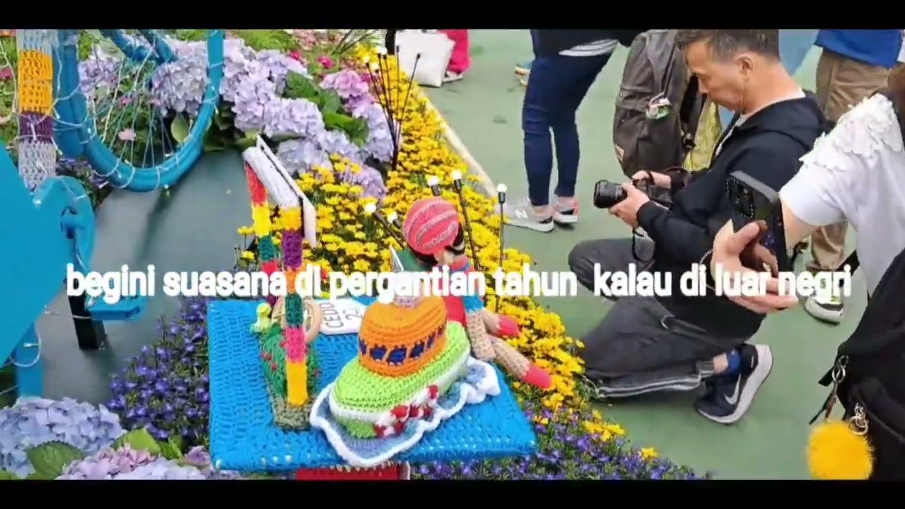 BEGINILAH KALAU DI LUAR NEGRI SUASANA  PERUBAHAN TAHUN