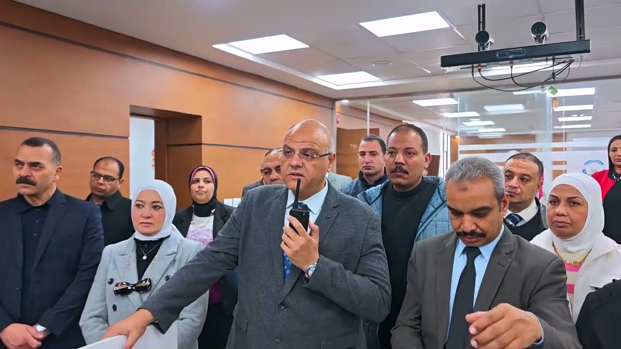 محافظ الإسكندرية يتابع من داخل مركز السيطرة وغرفة العمليات المركزية بالمحافظة