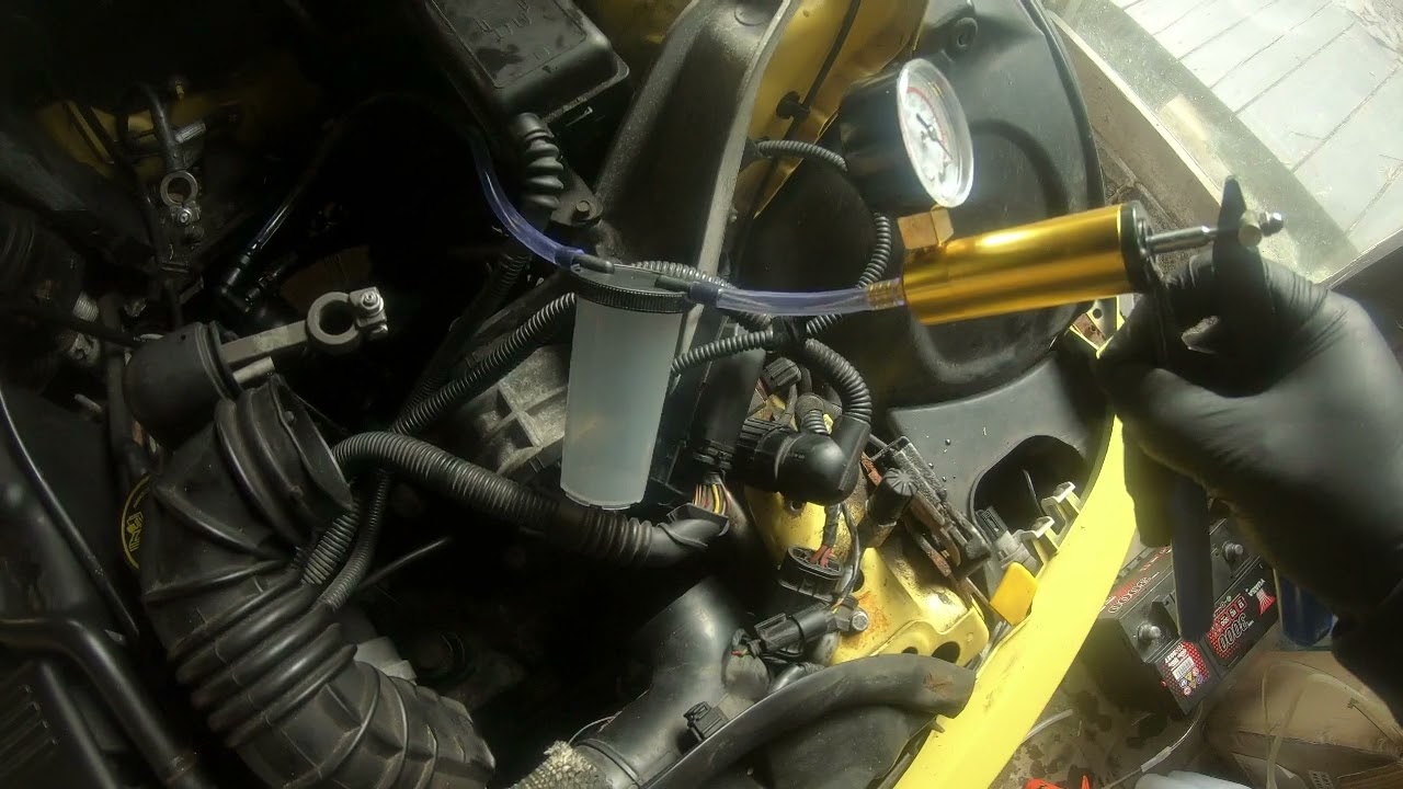 Mini Cooper R50 - Bleeding the Slave Cylinder.