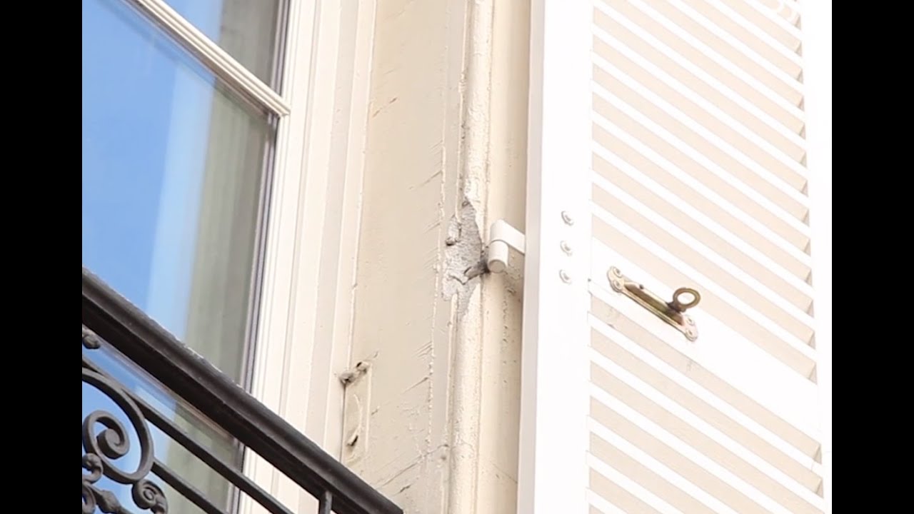 Réparer un mur avec moulure autour d'un gond de volet