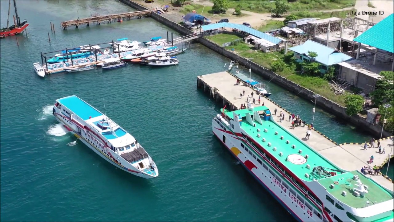 Jemput Kapal Dengan Drone, KM Express Bahari 7E Sorong - Raja Ampat di Pelabuhan Waisai