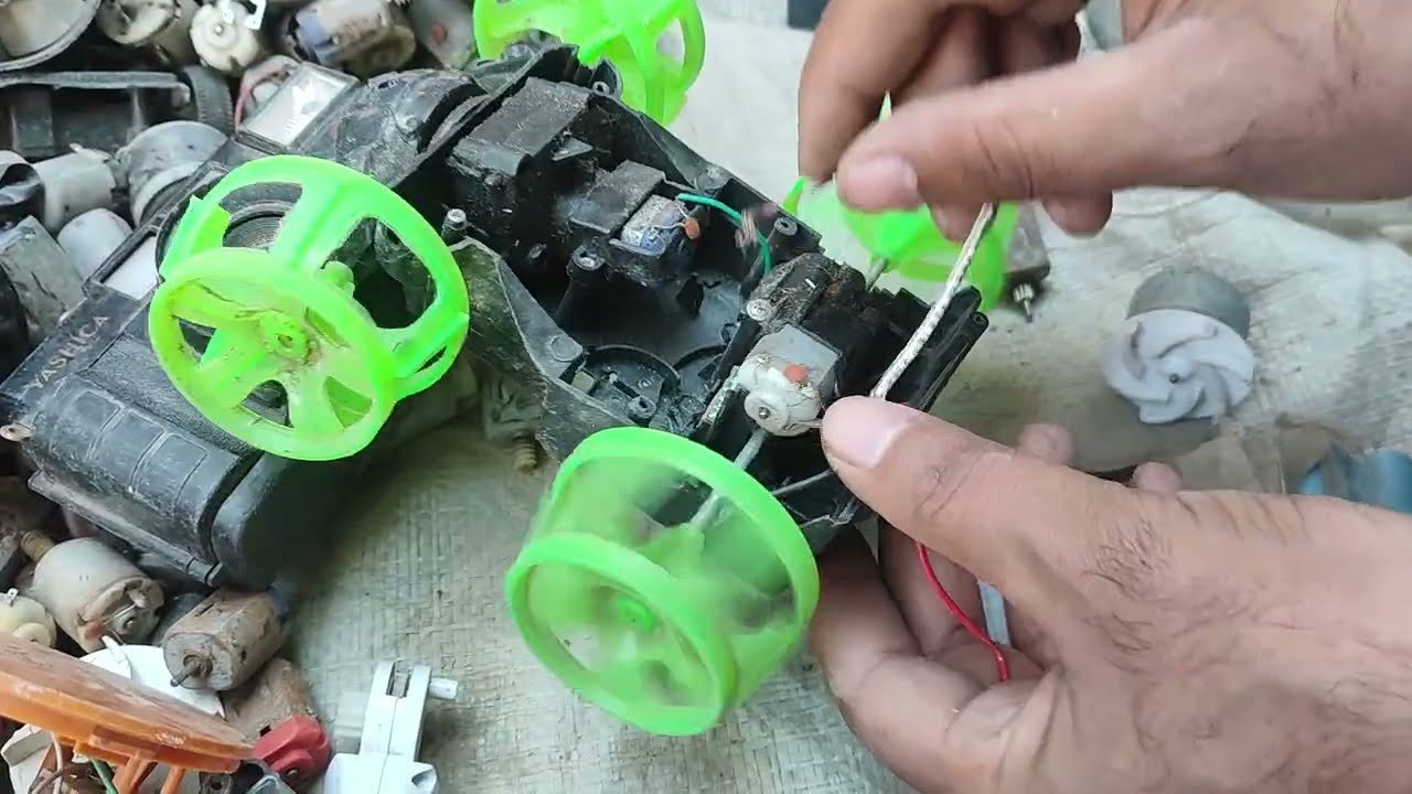 Testing the power of a controlled car and opening the charger, wow.