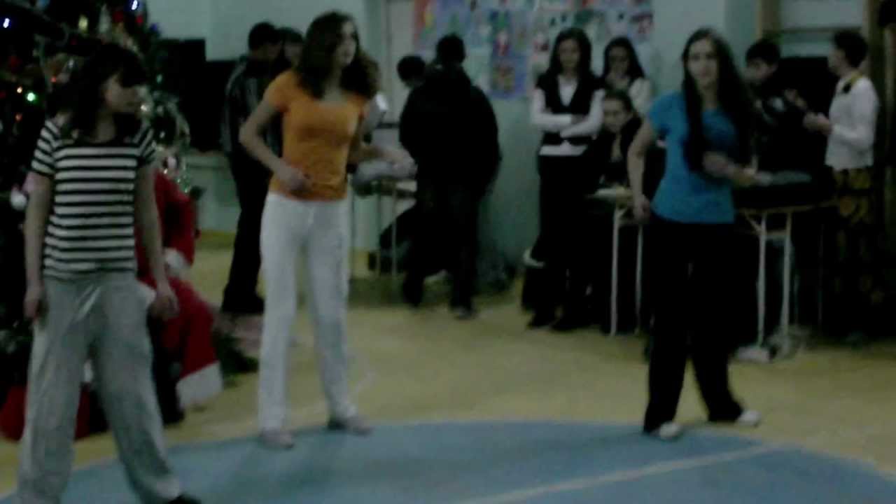 Natasa,Rodika si Lenuta dansul de la anul nou 2012