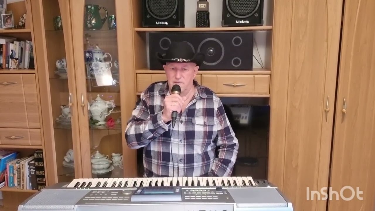 Идёт солдат по городу. 