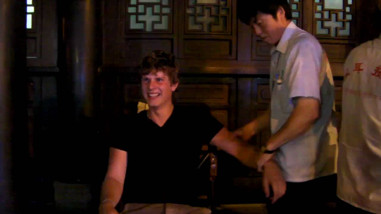 Sander massage Chendu - China 2010.MP4