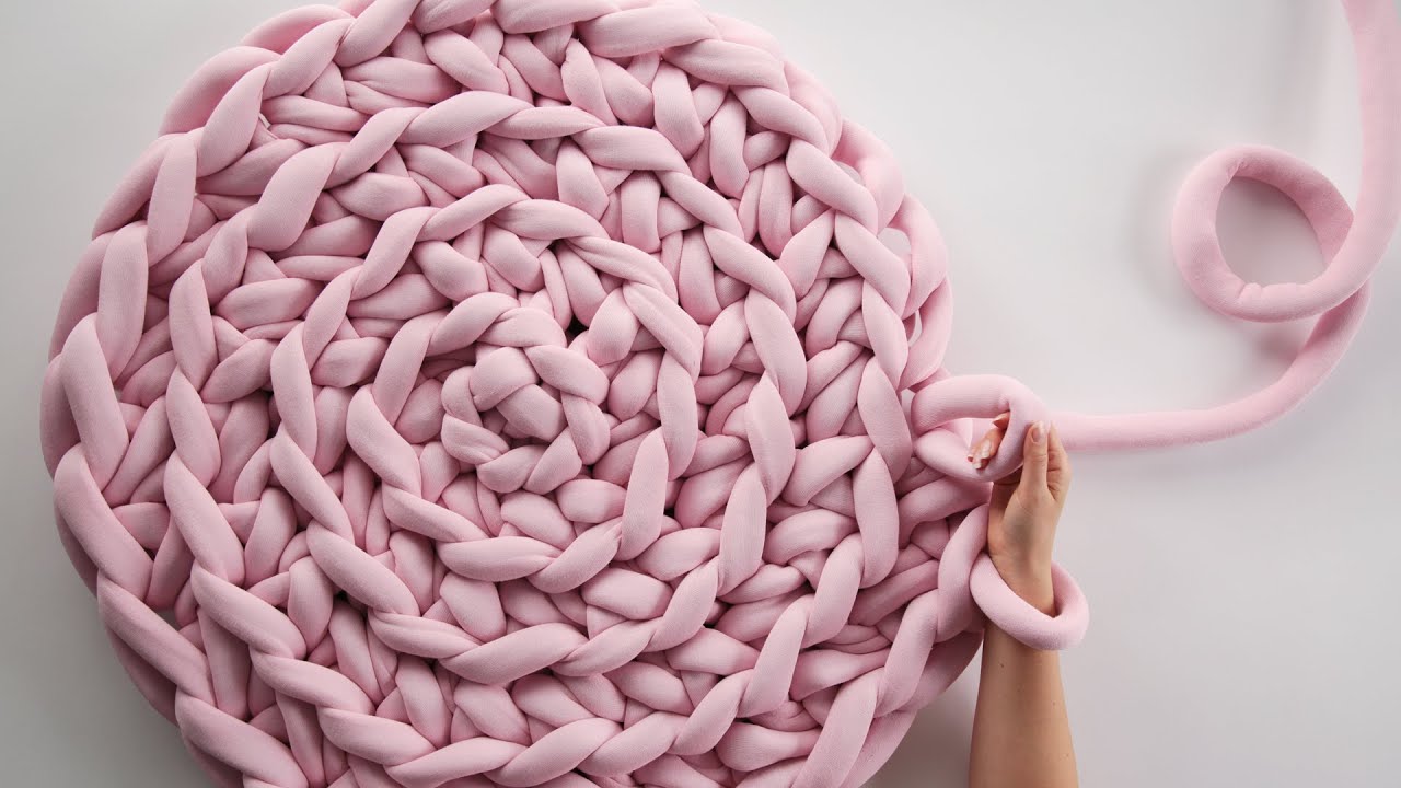 Hand crocheting a perfect round. Invisible increase.
