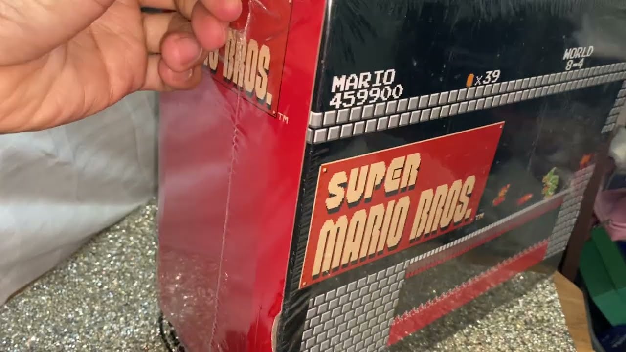 Abriendo una caja con artículos del videojuego más famoso