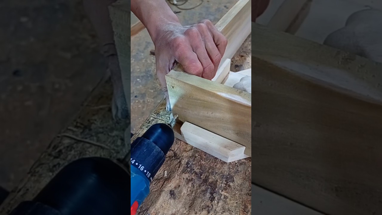 Memaku sudut dengan bantuan penjepit #woodworking #diy #tips #tools #tricks