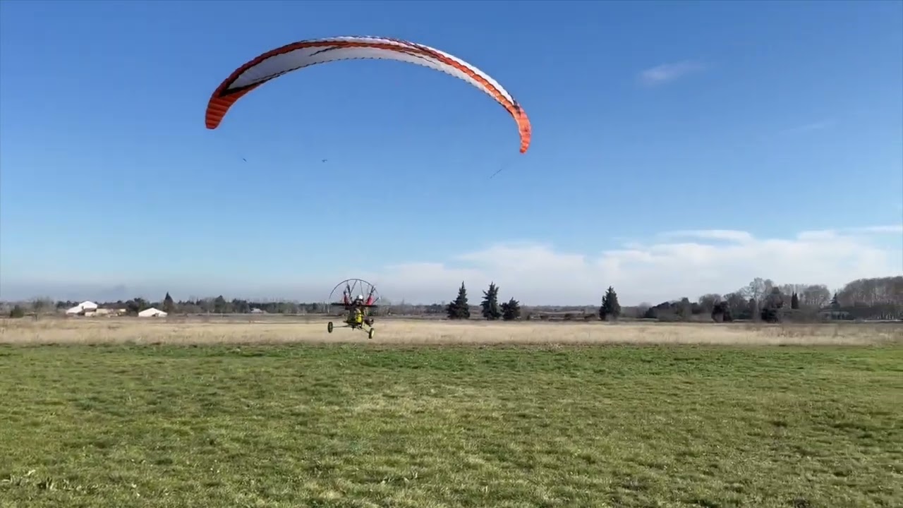 Paramoteur sur l'aérodrome de Nîmes-Courbessac