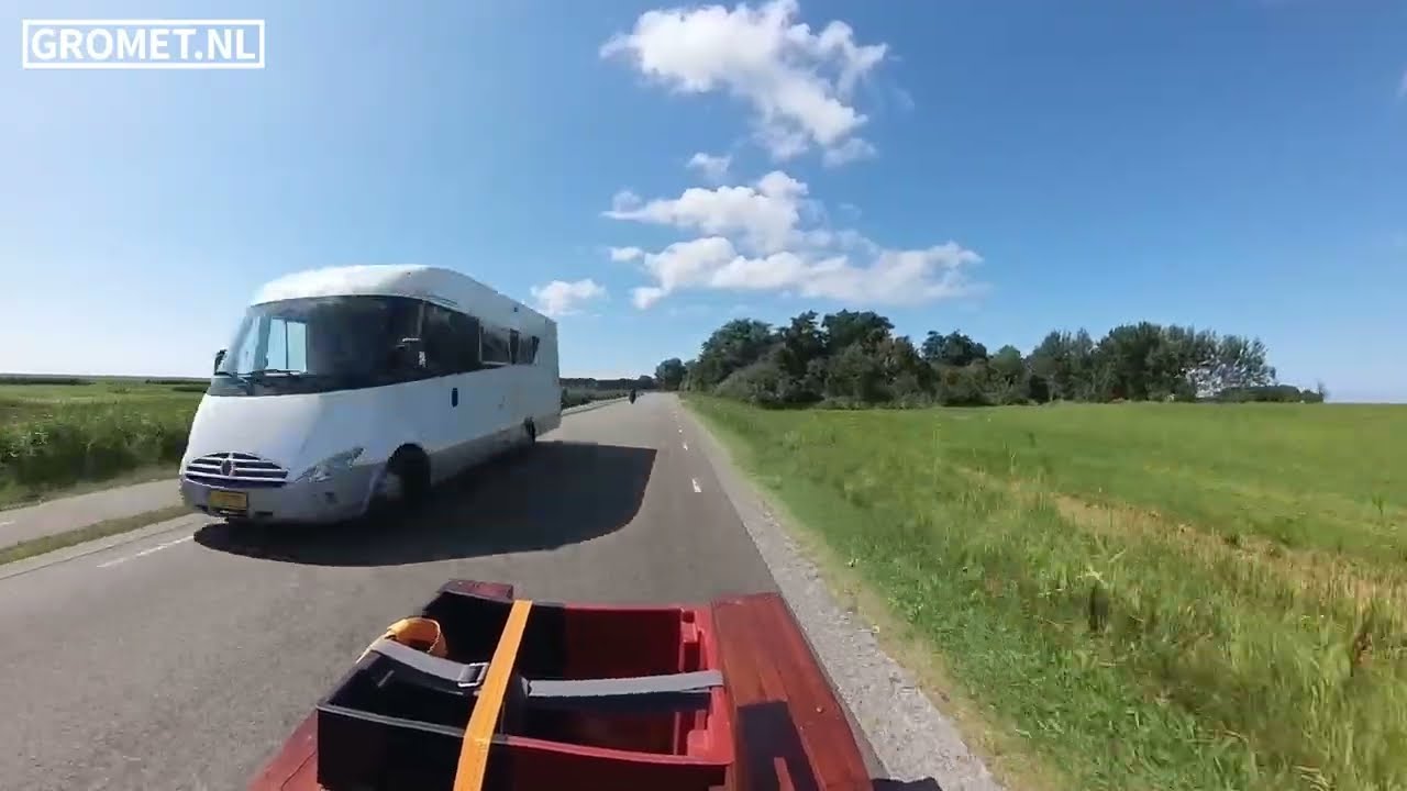 Met de bakbrommer naar de haven op Terschelling rijden en weer terug naar Midsland