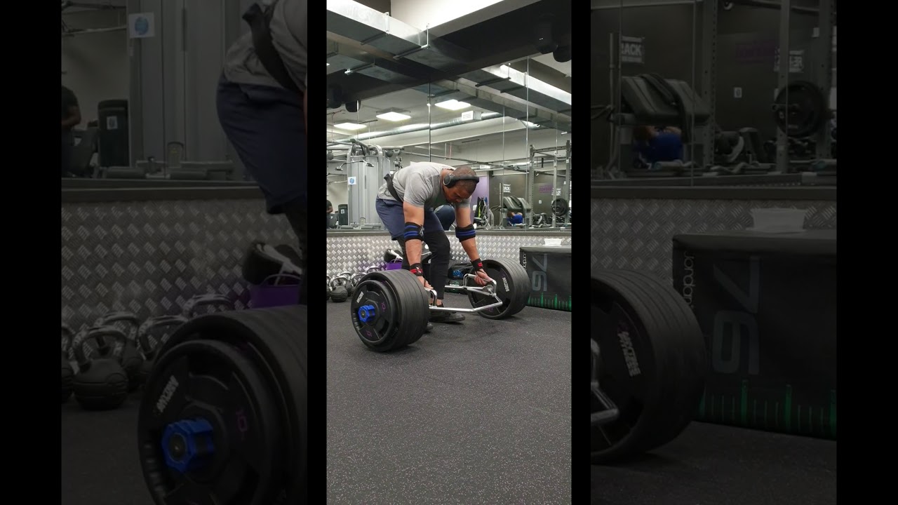 Hex bar deadlift 3 @240kg