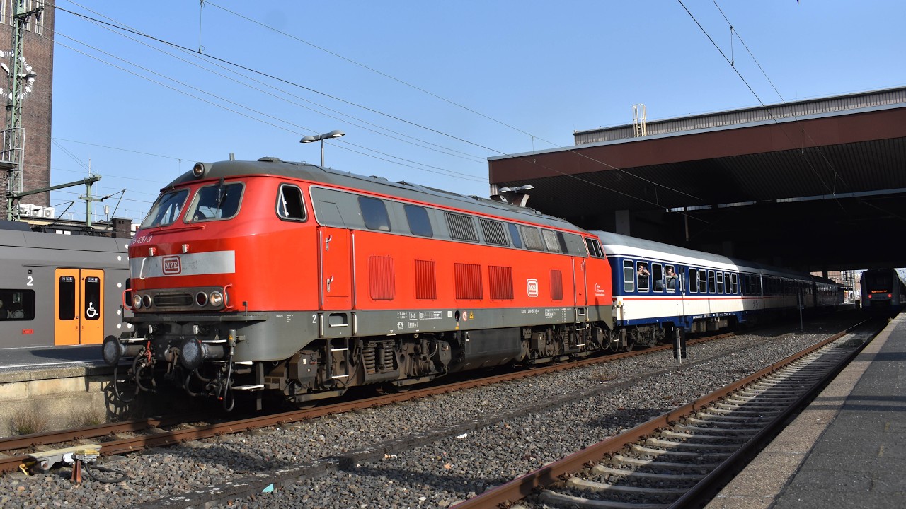 Abfahrt des neuen RE10 von Lok-Partner mit MZE 218 451 in D&uuml;sseldorf Hbf 9/2/26