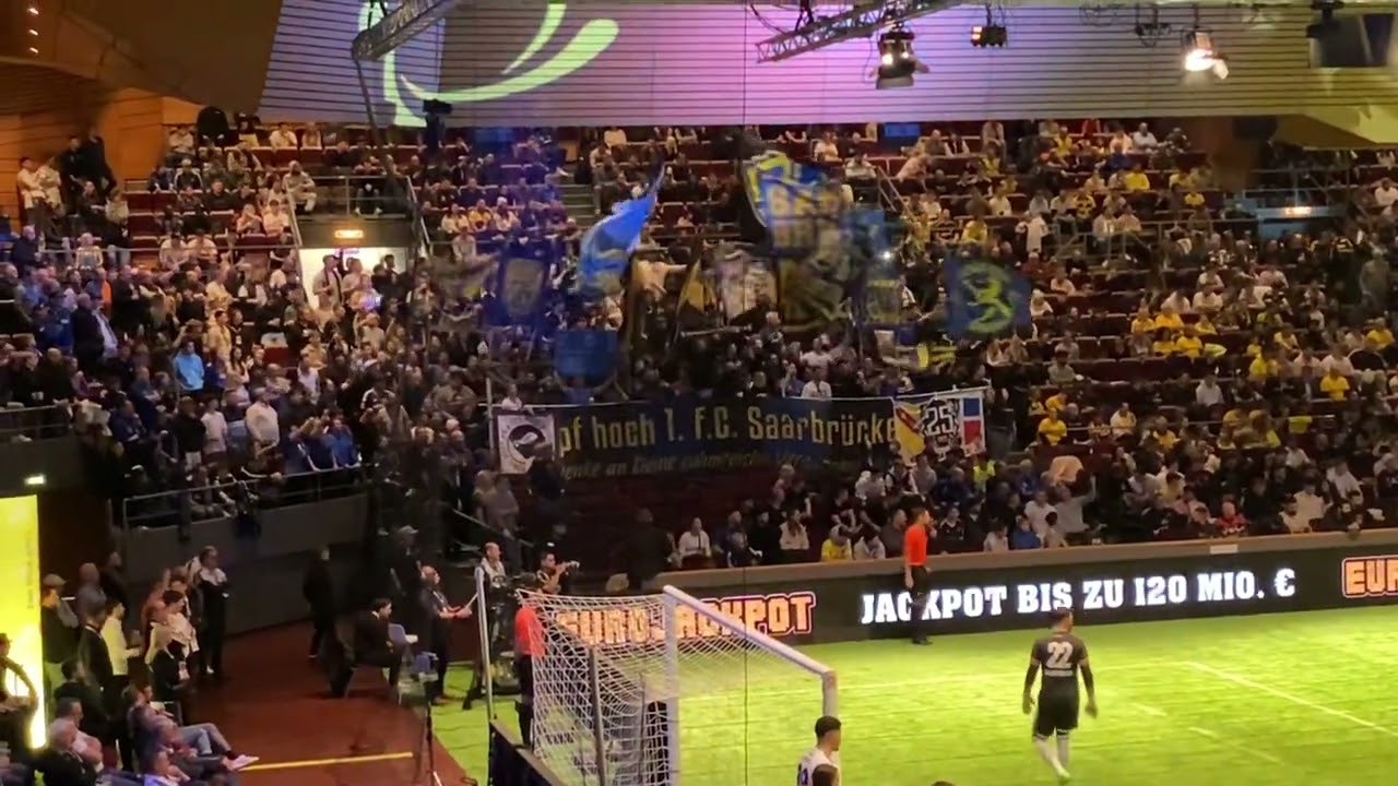 &bdquo;Die Kurve stets nach vorne geht&ldquo; - Stimmung Fans 1.FC Saarbr&uuml;cken Hallenmasters
