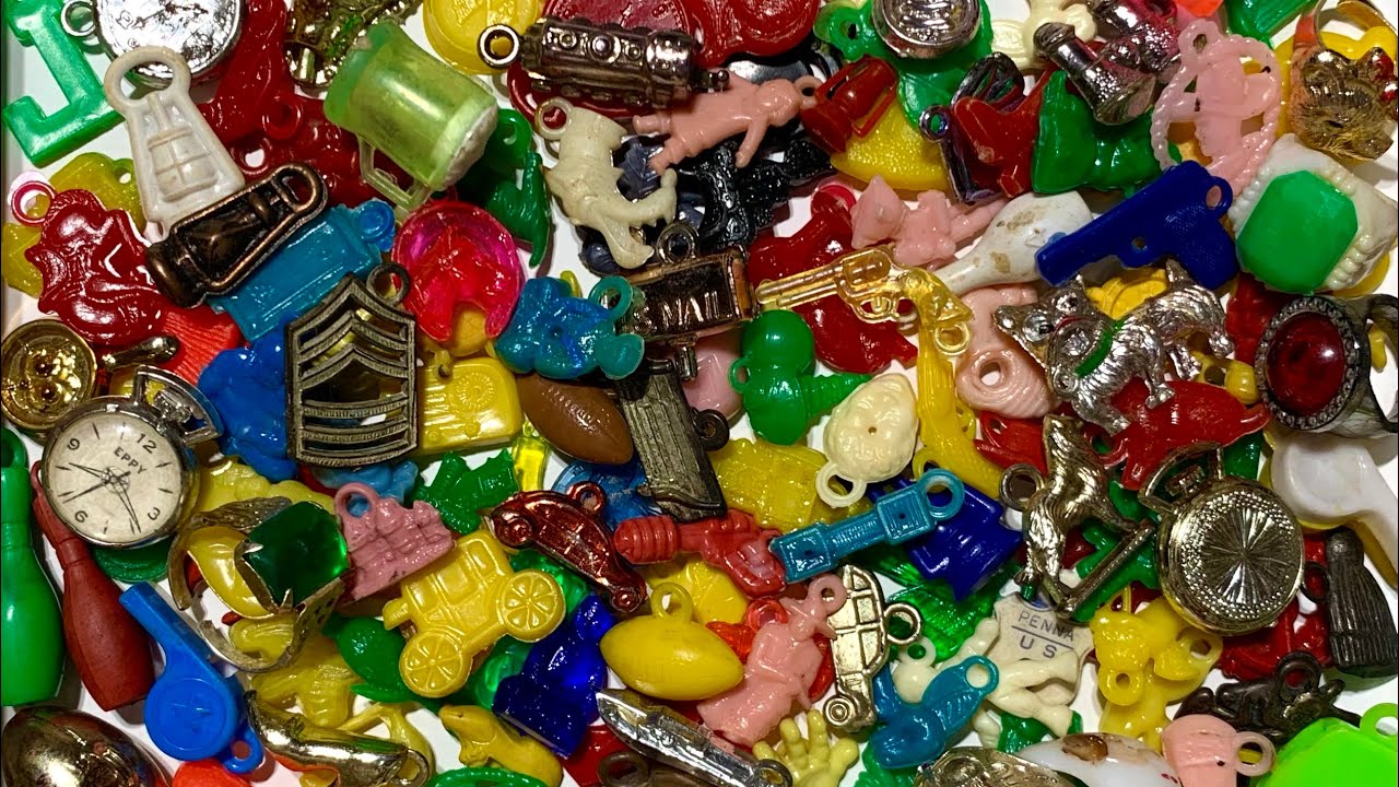Gumball / Vending Machine Prizes & Charms : A History & Introduction Toys & Trinkets Collection