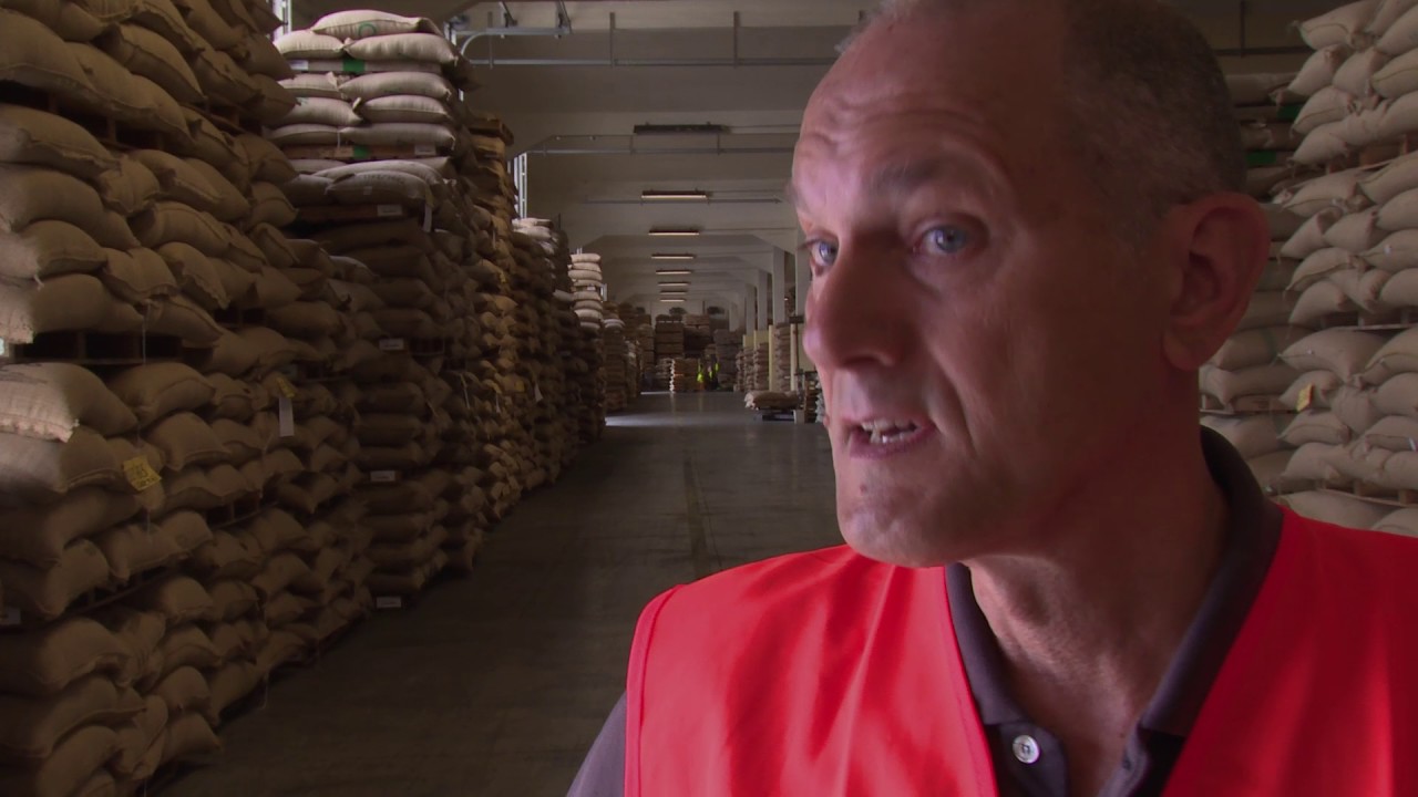 Com'&egrave; la vita di chi scarica i sacchi di caff&egrave; al porto di Trieste?