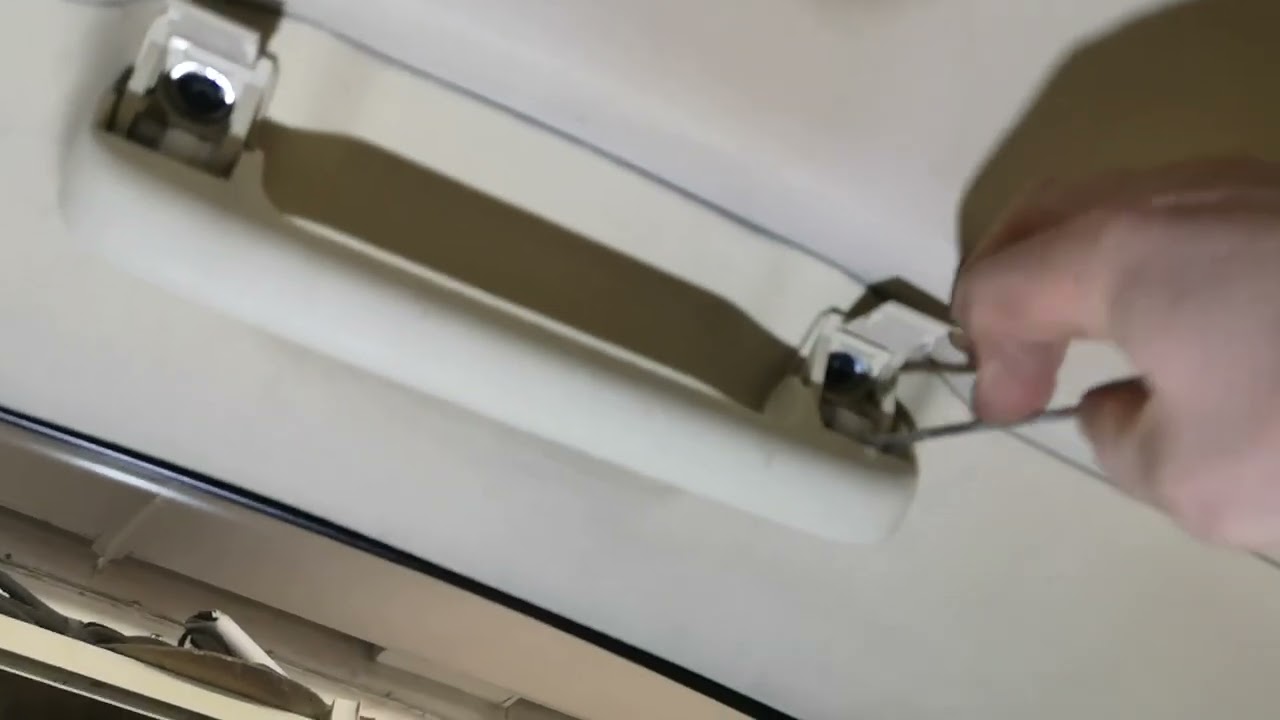Jak zdemontować tylną półke w Audi A8 D3 4E0