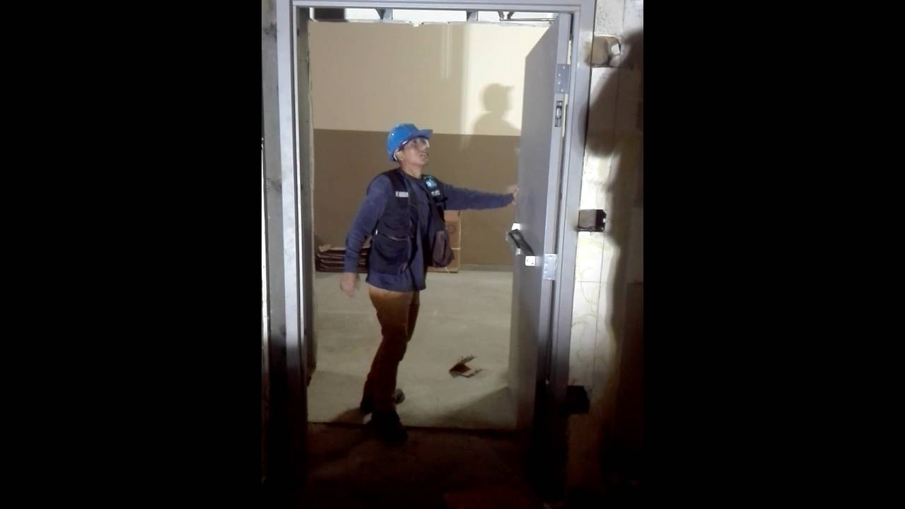 MIRA COMO SE INSTALA UNA PUERTA CORTAFUEGO