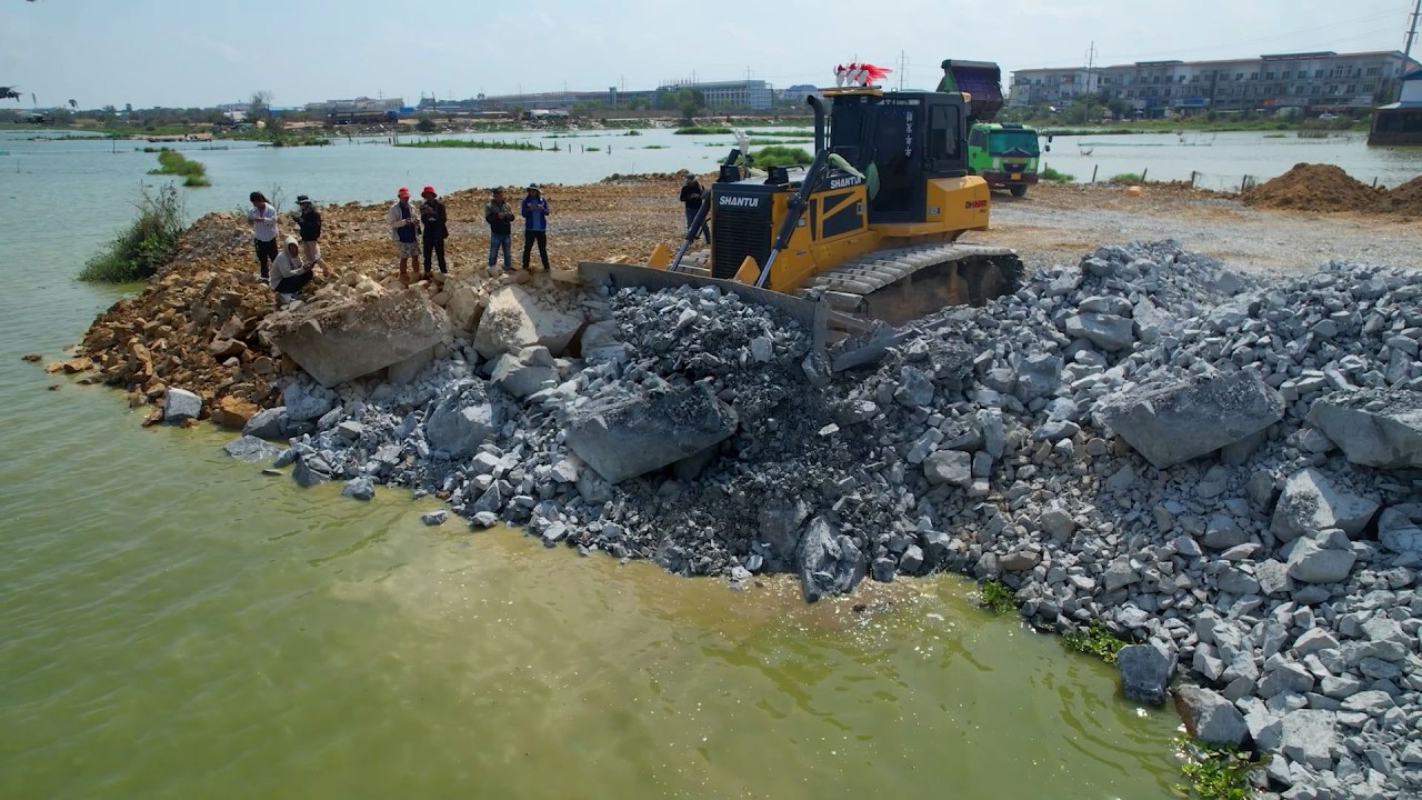 O.M.G! Bilding Dozer Pushing Stones Over The Water And Heavy Machinery TRUCK 25t