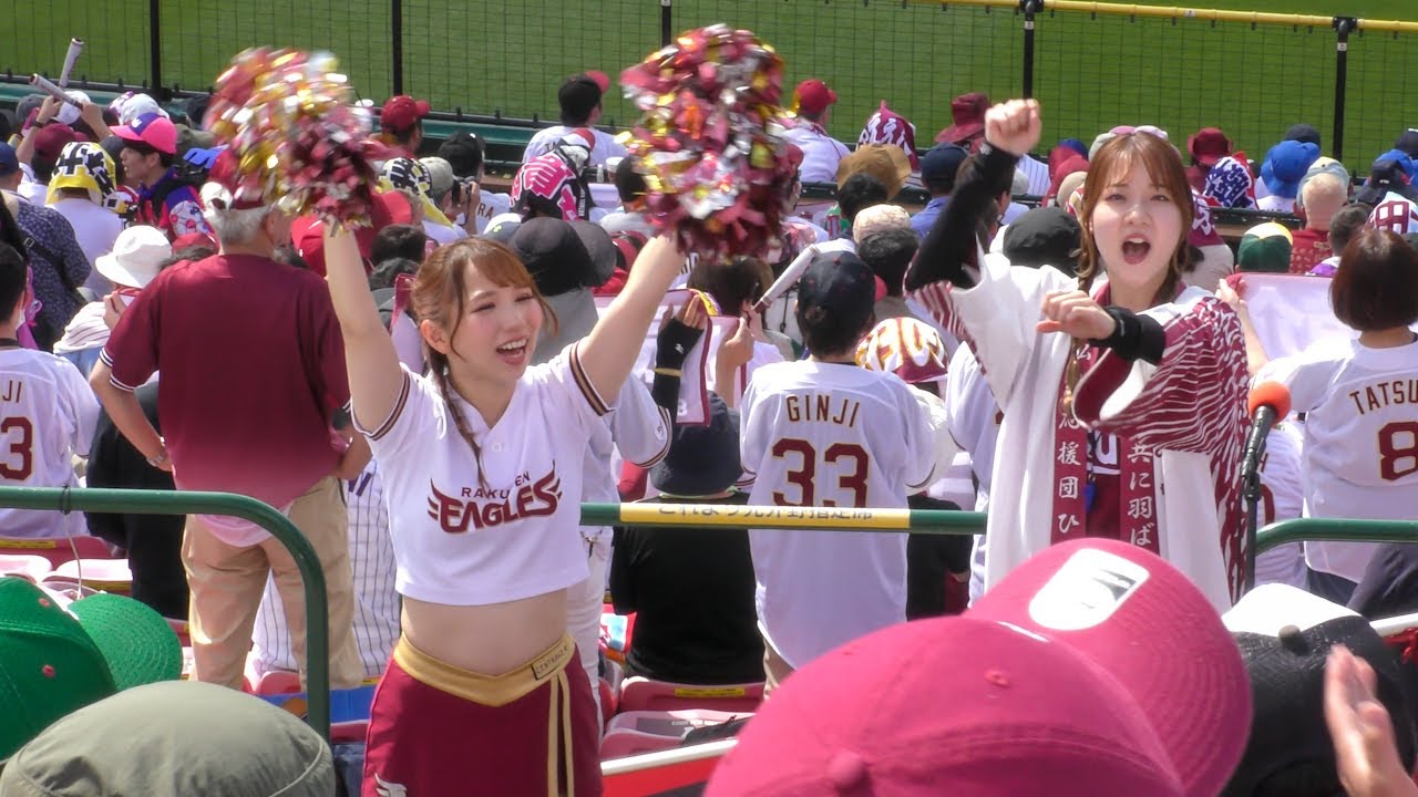笑顔が素敵なチアリーダーと身のこなしがかっこいい女性応援団員