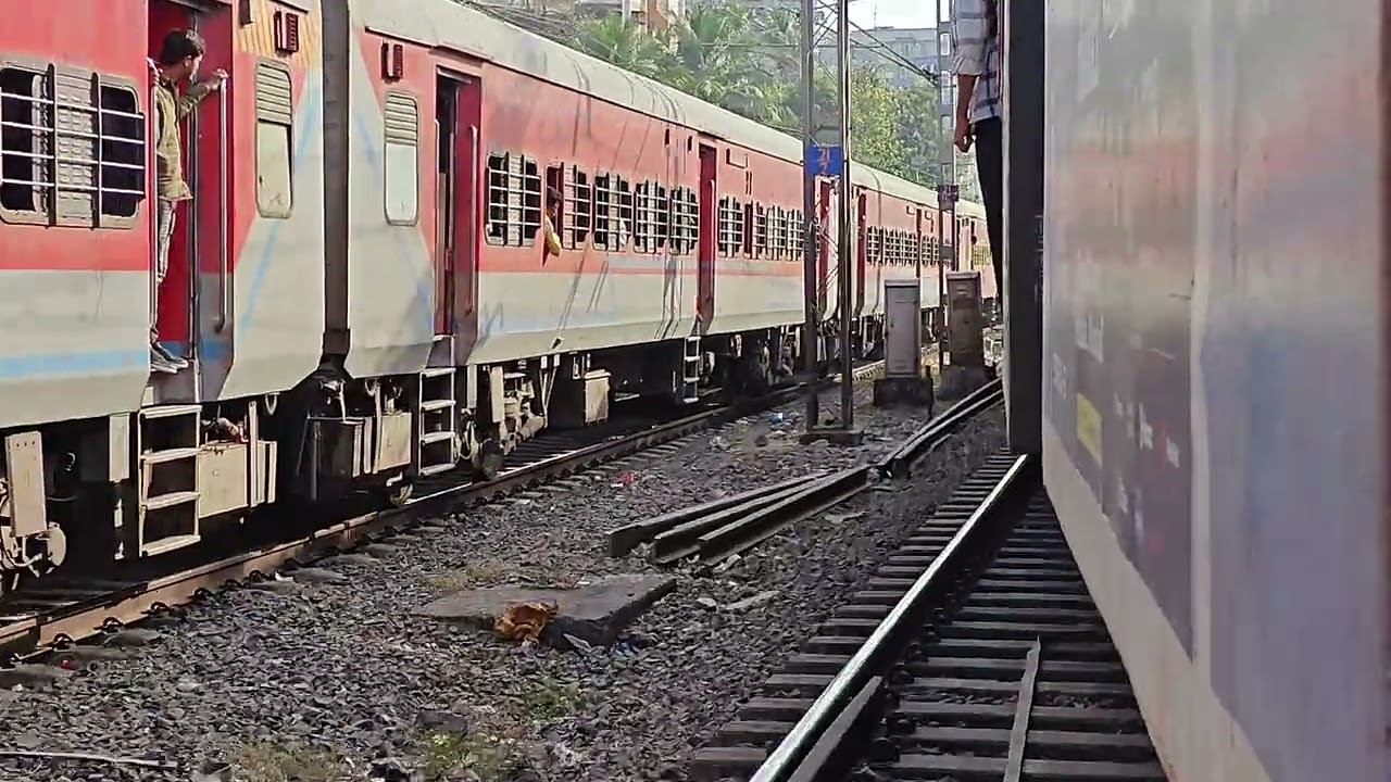 Mumbai Local Track Change At Andheri, Overtake 22922 Antyodaya Express 