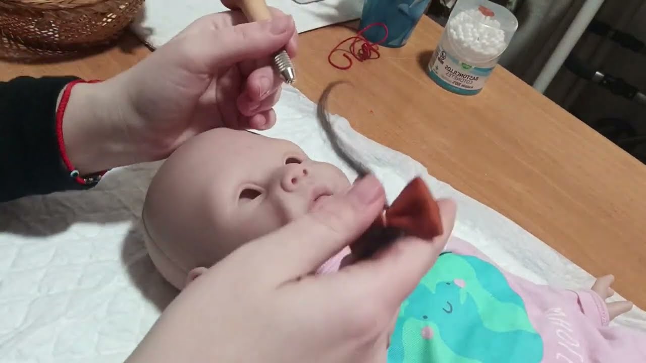 injerto pestañas a mí reborn de silicona 😳 (no es tarea facil)