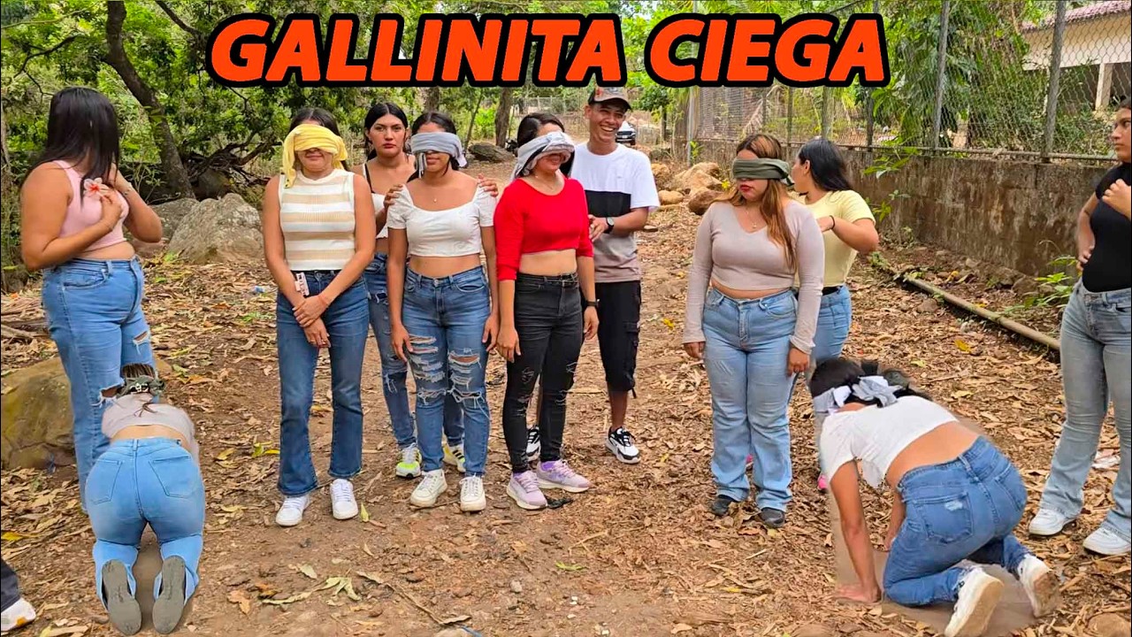 Jugando a la gallinita ciega entre chicas.