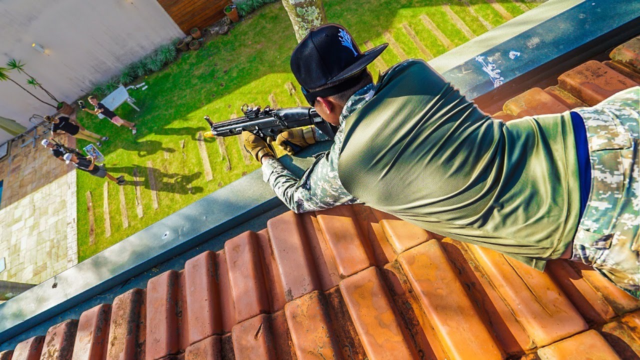 ATIREI NOS MEUS AMIGOS ESCONDIDO EM CIMA DO TELHADO!